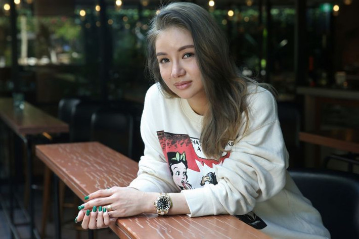 Kim Lim sinh năm 1994, đến từ Singapore, là ái nữ của tỷ phú Peter Lim – một trong những người giàu nhất Singapore.