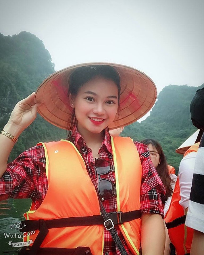 Trong chuyến tham quan Ninh Bình, cô nàng chọn áo sơ mi kẻ giản đơn và trẻ trung. Ảnh: FBNV. Video "Minh Hằng chia sẻ về phong cách thời trang". Nguồn: VTC.