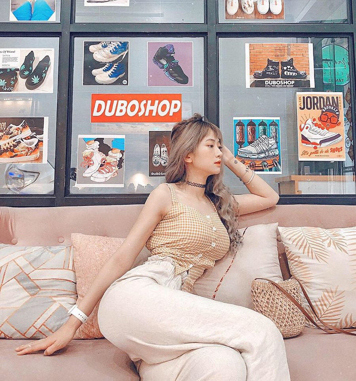 Bên cạnh tập luyện, Xuân Anh áp dụng chế độ ăn uống giảm cân mà không hại sức khỏe. Cô uống rất nhiều nước mỗi ngày, đặc biệt trước mỗi bữa ăn để làm tăng cảm giác no, dẫn đến ăn ít. Đồng thời, Xuân Anh cắt giảm bớt tinh bột nhưng lưu ý không nhịn ăn.