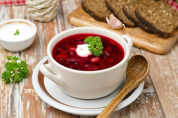 Đặc biệt, trong món ăn có cả uszka có vỏ bột và nhân nấm, hành tây bên trong.