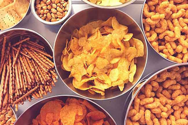 Khó nuốt: Khi bị đau họng, một số loại thực phẩm có thể khiến vùng sưng đau bị tổn thương nặng hơn. Bạn nên kiêng các dung dịch nóng và thức ăn giòn cứng. Bạn cũng cần kiêng các loại trái cây giàu axit như cam, chanh.