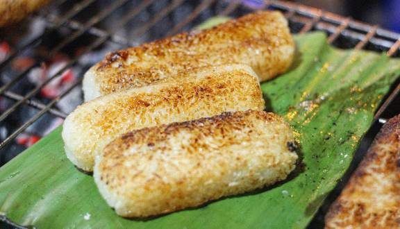 Chuối nếp nướng là một trong những món ngon khó cưỡng từ chuối được yêu thích trong những ngày lành lạnh. Nguyên liệu để làm ra món ăn này rất đơn giản gồm gạo nếp, chuối, nước cốt dừa và vừng rang. Phần gạo nếp sau khi được nấu chín sẽ trộn cùng với nước cốt dừa và vừng. Tiếp đó, người ta sẽ bọc phần cơm nếp này bên ngoài quả chuối và nướng vàng đều các mặt với lửa nhỏ.