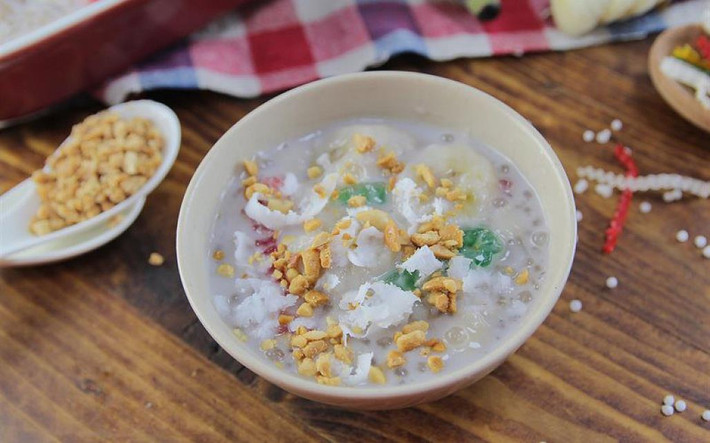 Chè chuối: Trời đông lành lạnh mà có bát chè chuối thơm thơm, dẻo dẻo để thưởng thức thì còn gì bằng. Món chè này được làm từ chuối chín, bột báng, nước cốt dừa và vừng rang. Chè sánh, nước cốt dừa béo ngậy, vừng rang thơm phức ăn kèm trân châu trắng dai dai. Vị ngọt của chè không quá gắt, bởi vậy nên dù là người không hảo ngọt cũng chẳng nỡ từ chối món ăn này.