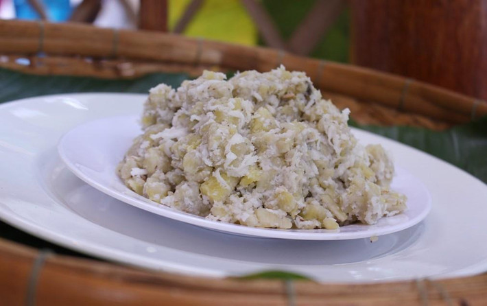 Có một điểm thú vị là món ăn này được dùng kèm với các loại rau sống như lá lốt, rau thơm, húng lủi… Bên cạnh là bánh tráng và không thể thiếu bát nước chấm chua ngọt. Các nguyên liệu trên kết hợp cùng nhau tạo nên một hương vị là lạ mà lại khó quên cho những ai đã từng thưởng thức món ăn này.
