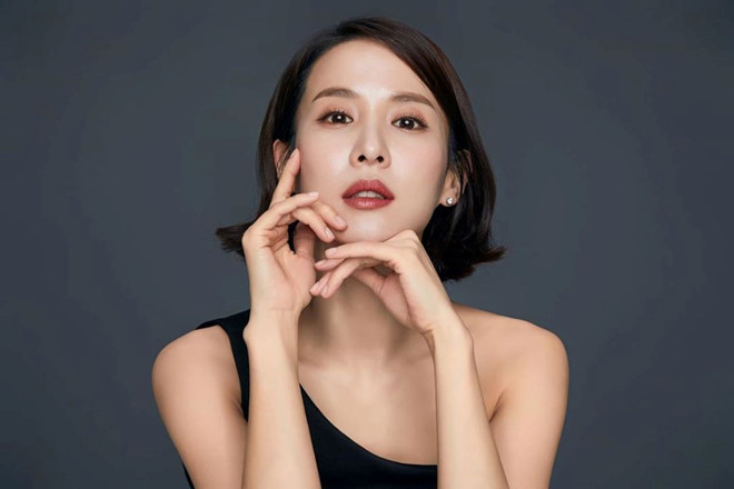 Trong một cuộc phỏng vấn gần đây, người đẹp U40 tiết lộ đã gây sốc khi tiết lộ bí quyết giúp cô giảm cân và duy trì vóc dáng thon gọn. “Tôi ăn kiêng khoảng 360 ngày trong số 365 ngày của một năm”, Jo Yeo Jung nói.