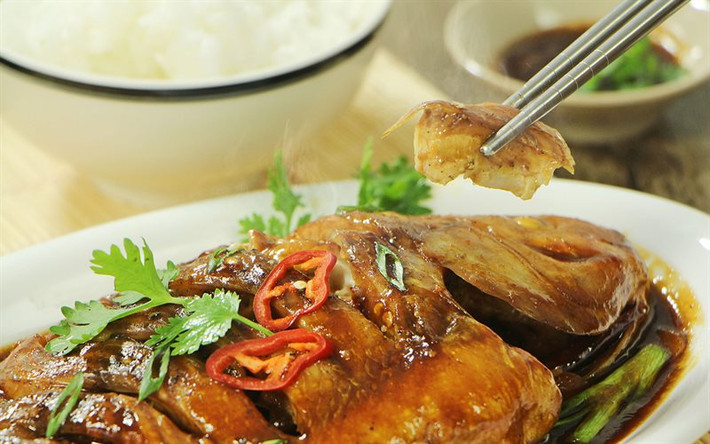 Cá cũng là món ăn phổ biến trong dịp Tết ở Singapore. Món cá biểu tượng cho sự phong phú dồi dào trong năm mới. Vì ý nghĩa đó, món ăn này rất phổ biến ở Singapore, đặc biệt với những người làm kinh doanh. Ảnh: Internet. Video "Chế biến món ngon từ nấm đông cô". Nguồn: VTC.