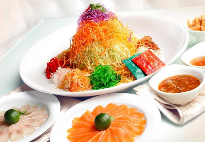 Thực khách sẽ trộn các nguyên liệu lại với nhau bằng đũa. Cả món ăn độc đáo và hành động trộn món đều tượng trưng cho khát vọng may mắn, tài lộc, thịnh vượng, thăng tiến trong công việc, thành tích học tập.