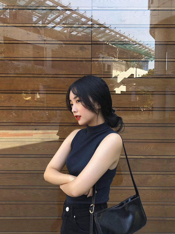 Cô nàng diện cả bộ đồ đen vừa sang chảnh vừa cá tính.