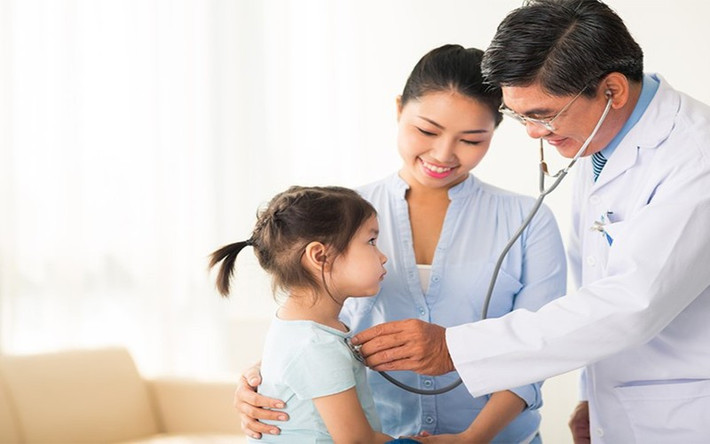 Lưu ý quan trọng khi hạ sốt cho trẻ: Những phương pháp hạ sốt trên mặc dù hiệu quả nhưng chỉ thích hợp với trường hợp trẻ sốt nhẹ dưới 39 độ C. Trường hợp trẻ sốt cao từ 39 độ trở lên thì cần cho uống thuốc hạ sốt và đưa trẻ tới bệnh viện để khám sức khỏe.