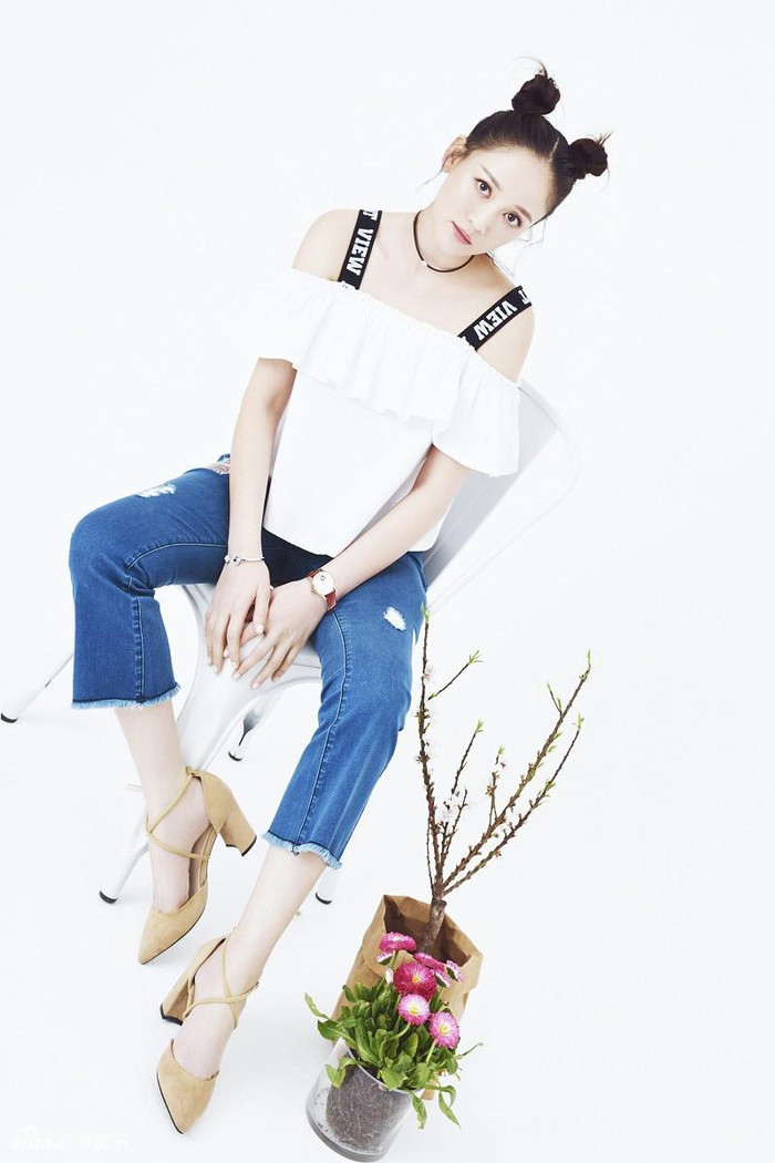 Trần Kiều Ân kết hợp với trang phục trendy như áo trễ vai bèo nhún, quần jeans rách và giày cao gót chi tiết dây chéo. Ảnh: Internet.