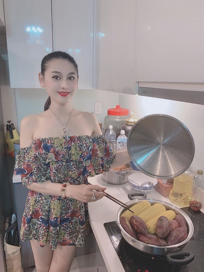 Theo Lâm Khánh Chi, bí quyết để giữ gìn làn da láng mượt của mình là phải biết chăm sóc kỹ hơn.