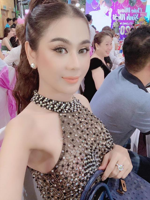 Nói về chế độ dinh dưỡng và giữ dáng, nữ ca sĩ cho biết mình không quá kiêng khem, tập luyện thể dục cũng chỉ ở mức vừa phải.
