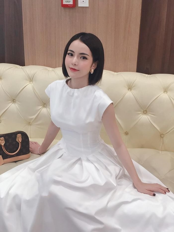Những kiểu váy nữ tính kín đáo giúp Kim Thành trông dịu dàng, thanh lịch.
