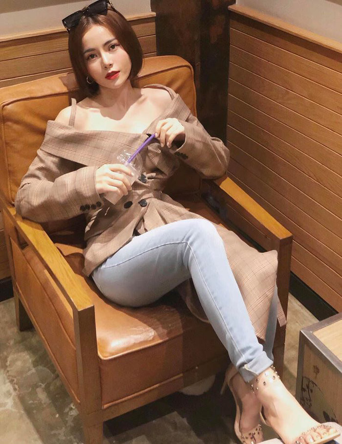 Bên cạnh những màn khoe dáng táo bạo, đôi khi Kim Thành cũng nền nã với trang phục kín đáo, nữ tính.