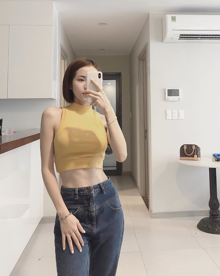 Vòng eo thon lộ cơ săn chắc được phô diễn bằng những thiết kế crop top khi thì điệu đà, lúc lại khỏe khoắn cá tính.