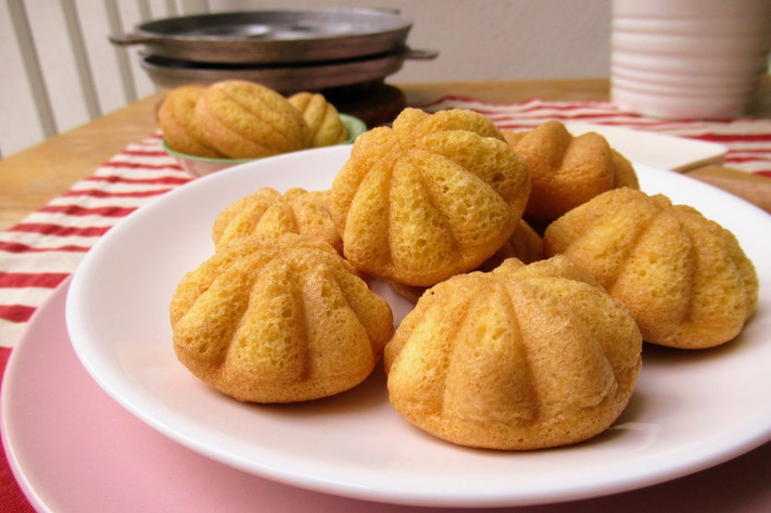 Kueh Bahulu: Còn được gọi là “bánh xốp trứng nướng mini”. Những chiếc bánh sẽ có nhiều hình dạng và kích cỡ khác nhau, xốp, khô và luôn có hương vị ngọt ngào và thanh mát đặc trưng. Ăn một chiếc Kueh Bahulu cùng một tách cà phê hoặc trà là ngon nhất.