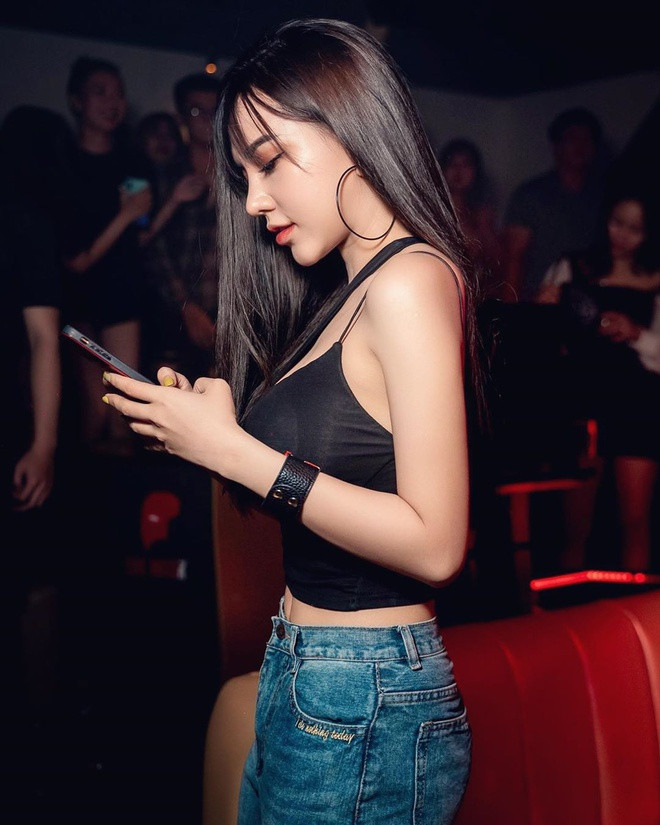 Áo hai dây phối với quần jean cực chất cũng là một set đồ thường thấy của Gia Hân.
