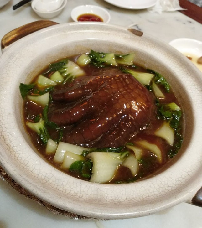 Ngoài ra, bạn có thể ăn tại nhà hàng chuyên món ăn cá sấu nằm trong Food Centre, lô số 51 đường Old Airport.