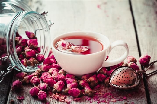 Thúc đẩy sức khỏe tim: Hoa hồng chứa nhiều flavonoid, một chất chống oxy hóa đã được chứng minh là làm giảm huyết áp cao và cải thiện lưu lượng máu đến tim. Theo một nghiên cứu được công bố trên Tạp chí Dinh dưỡng lâm sàng châu Âu, những người béo phì uống trà hoa hồng mỗi ngày làm giảm đáng kể huyết áp và mức cholesterol xấu.