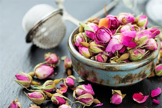 Tăng cường khả năng miễn dịch: Nước hoa hồng chứa vitamin C, một chất chống oxy hóa tan trong nước, đóng vai trò quan trọng trong việc tăng cường hệ thống miễn dịch. Nó hoạt động bằng cách kích thích sản xuất và tăng cường chức năng của các tế bào bạch cầu.