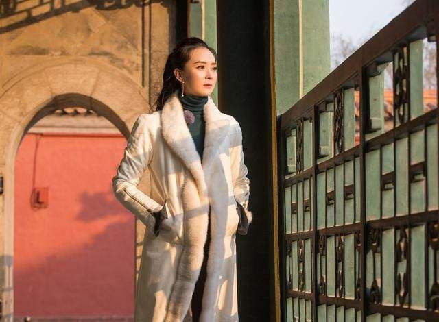 Để tóc đen, hạn chế trang điểm: Chỉ khi có dịp hay sự kiện gì quan trọng, Vương Diễm mới trang điểm. Còn bình thường cô gần như để mặt mộc hoặc tô thêm chút son để trông tươi tắn hơn. Ngoài ra, nữ đại gia này luôn trung thành với kiểu tóc trầm.
