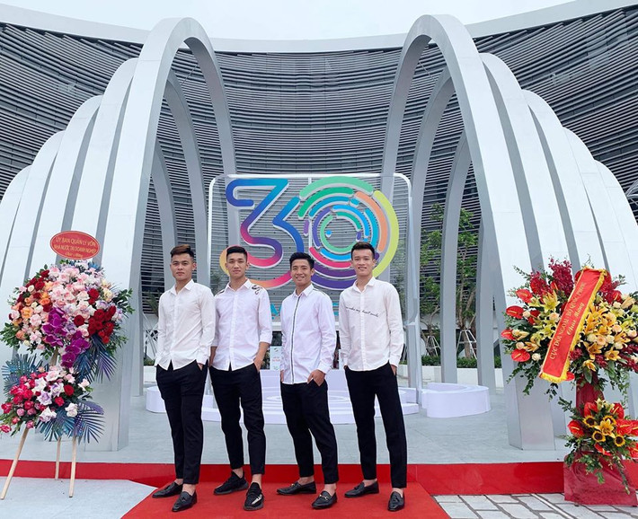 Hoàng Đức (góc phải) diện áo sơ mi trắng vô cùng đẹp trai.