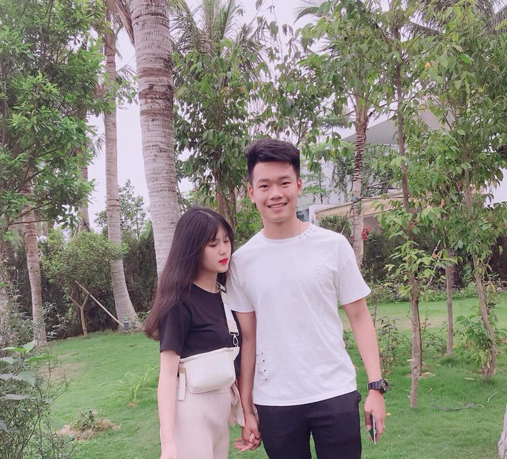 Thành Chung thường xuyên được bắt gặp chọn đồ tương đồng với bạn gái Tố Uyên. Hai người có mối tình bền chặt tới 3 năm đáng ngưỡng mộ.