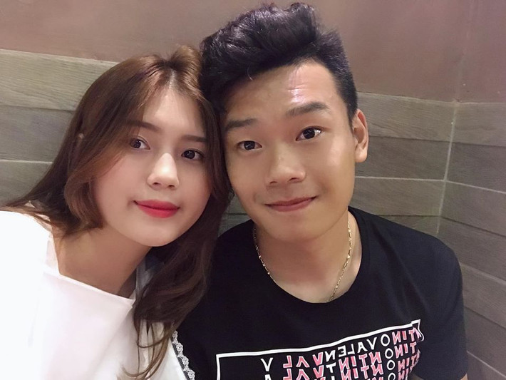 Đen - trắng là gam màu luôn xuất hiện trong set đồ của cặp đôi này.