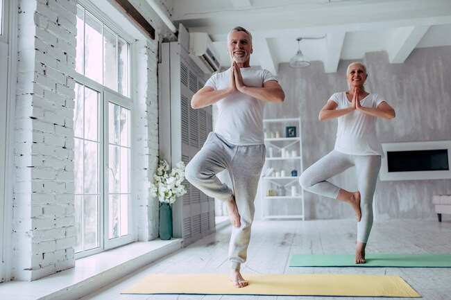 Thăng bằng tốt hơn: Thăng bằng đóng vai trò quan trọng trong khả năng vận động của bạn, đồng thời giúp bạn không bị ngã. Nhiều tư thế yoga tập trung vào việc giữ thăng bằng. Do đó không có gì ngạc nhiên khi nghiên cứu chỉ ra rằng yoga giúp cải thiện khả năng thăng bằng.