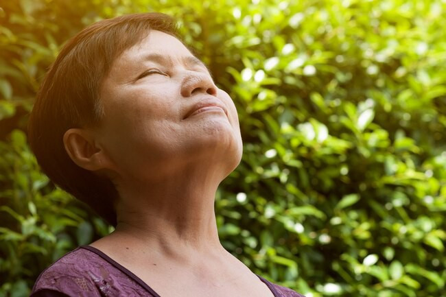 Cải thiện hô hấp: Tất cả các bài tập hít thở trong lớp yoga đều có thể cải thiện chức năng phổi. Nếu bạn bị hen suyễn, yoga là một bài tập tuyệt vời giúp phổi hoạt động hiệu quả hơn.