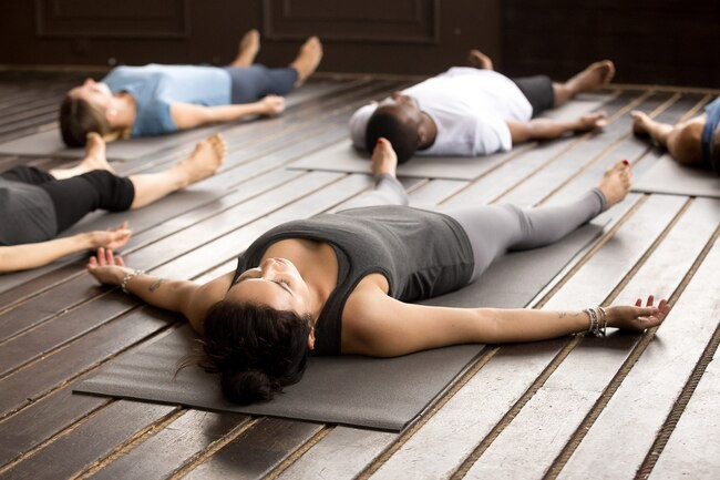 Giảm căng thẳng: Yoga kết hợp cơ thể và tâm hồn. Có nhiều dạng yoga giúp tâm trí thư giãn và bình yên. Các lớp yoga thường kết thúc bằng một khoảng thời gian nằm yên tĩnh và ổn định lại tâm trí.