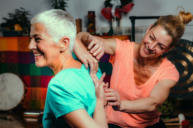 Dẻo dai hơn: Đối với người mới bắt đầu, yoga giúp tăng độ dẻo dai của cơ thể. Nghiên cứu cho thấy yoga giúp tăng độ dẻo dai ở nhiều đối tượng, từ vận động viên đến những người lười vận động, thậm chí cả người lớn tuổi.