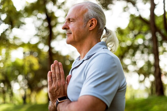 Cơ thể khỏe hơn: Yoga có thể giúp bạn khỏe hơn mà không cần đến những bài tập nâng tạ nặng nề. Bất kì tư thế yoga nào yêu cầu phải chùng chân đều giúp tăng cơ chân, và các tư thế tĩnh sẽ giúp tăng các cơ nạc. Yoga thậm chí còn giúp xương chắc khỏe hơn.