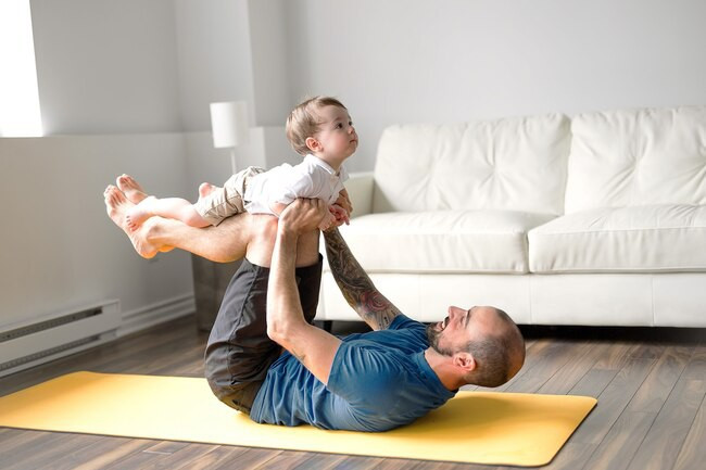 Thân thiện với trẻ em: Ngày càng có nhiều trẻ em và trẻ vị thành niên tập yoga. Yoga thậm chí được đưa vào trường học. Tập yoga giúp trẻ cải thiện tâm trạng, giảm mỡ thừa và trở nên tự tin hơn.