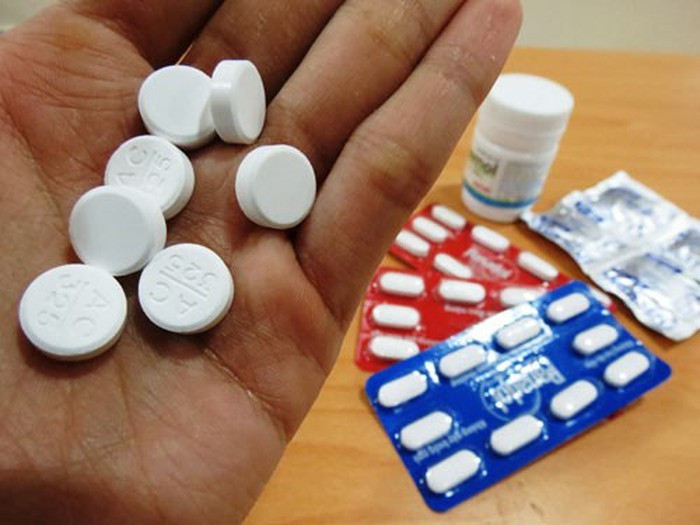 Thuốc giảm đau, hạ sốt: Ngày Tết, gia đình nào cũng nên trữ sẵn thuốc paracetamol dùng cho người lớn và trẻ em. Nếu dùng aspirin thì chỉ dành cho người lớn và không dùng cho người có tiền sử bệnh lý đường tiêu hóa.