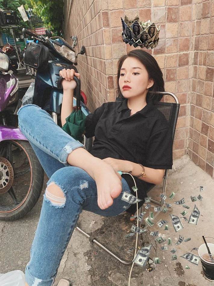 Ngoài set đồ nữ tính, dịu dàng thì Linh Ngọc Đàm vẫn thường diện những trang phục khỏe khoắn, cá tính.