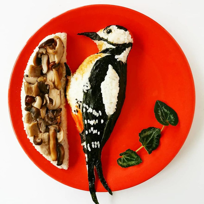 Cơm sushi với nấm shiitake và nấm hoang dã.
