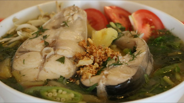 Canh chua cá bông lau: cá bông lau, dứa, cà chua, dọc mùng, giá đậu, rau đắng, rau ngổ, hành lá, ớt, gia vị vừa đủ nấu canh ăn.