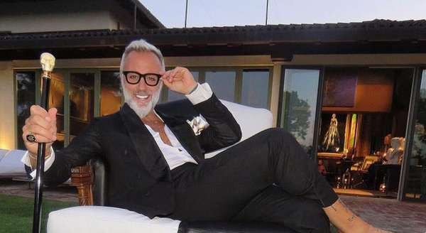 Doanh nhân 51 tuổi người Ý Gianluca Vacchi hiện là cái tên cực kì hot trên mạng xã hội với 11 triệu lượt theo dõi trên Instagram.