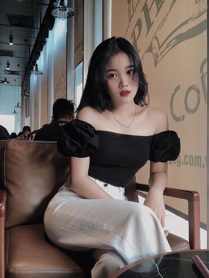 Bạn gái Văn Hậu nữ tính trong set đồ áo trễ vai đen và quần trắng toát lên sự gợi cảm. Ảnh: FBNV. Video "Minh Hằng chia sẻ về phong cách thời trang". Nguồn: VTC.