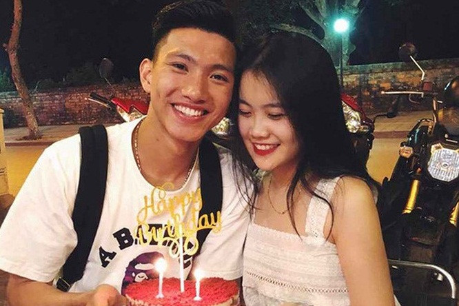 Hoàng Anh và Văn Hậu công khai quan hệ từ khoảng tháng 4/2018. Cô gái này sinh năm 1999, cùng quê Thái Bình với Đoàn Văn Hậu. Với vẻ ngoài dễ thương, cô bạn nhanh chóng nhận được sự chú ý trong cộng đồng mạng.