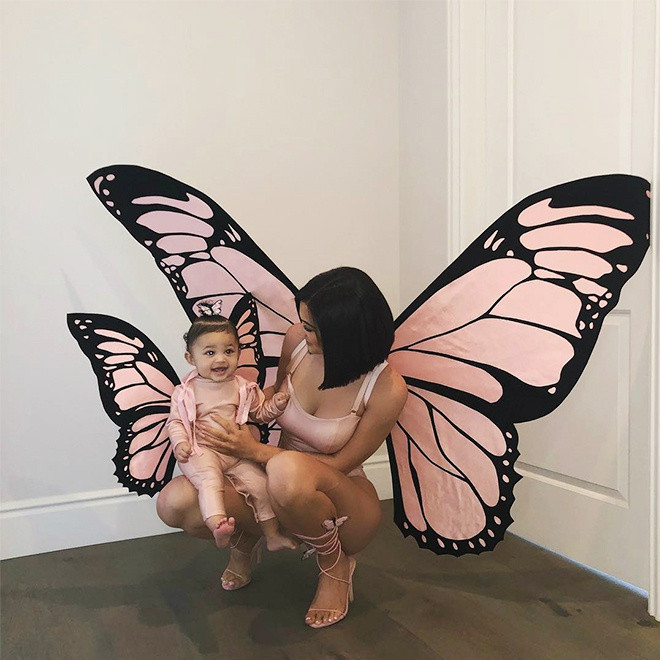 Vào dịp Halloween 2018, Kylie và con gái cùng diện đồ màu hồng và đeo cánh bướm khổng lồ cùng tông màu. Ảnh: Internet.
