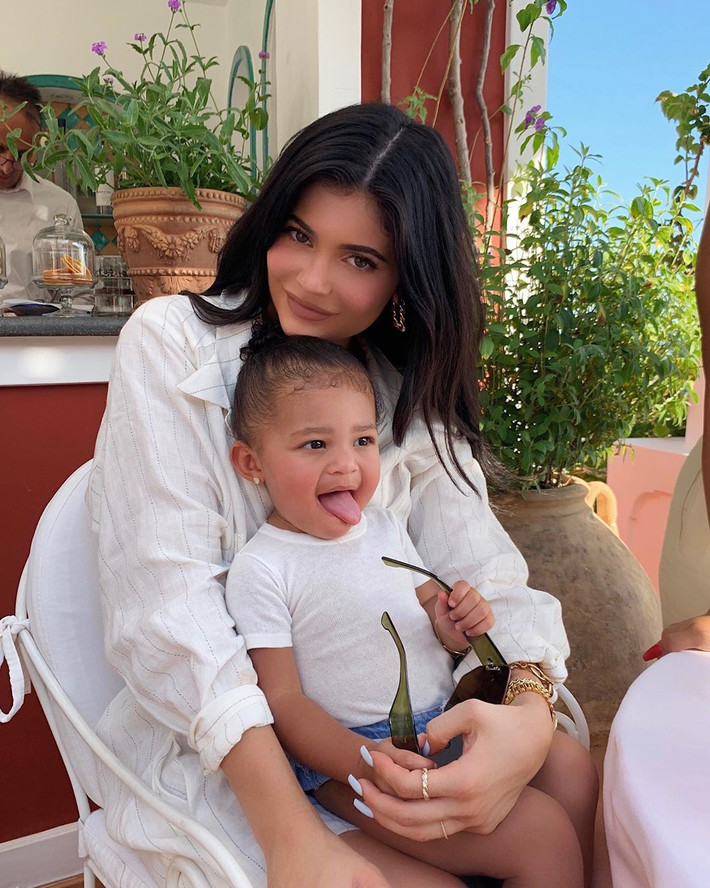 Hai mẹ con Kylie diện đồ trắng và có những biểu cảm cực dễ thương.