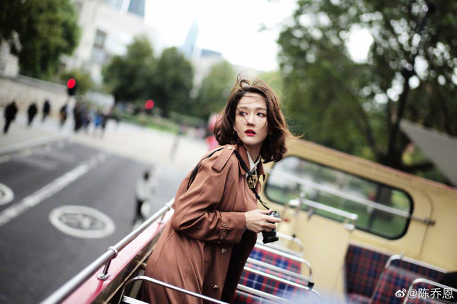 Tẩy trang kỹ lưỡng: Là một diễn viên thường xuyên trang điểm đậm, Trần Kiều Ân cũng vô cùng chú trọng vào việc tẩy trang cho da. Nhiều người thường chỉ tẩy trang qua loa cho xong nhưng Trần Kiều Ân lại rất cầu kỳ trong bước này.