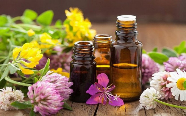 Hạ sốt bằng dầu tràm hoặc tinh dầu oải hương: Các loại tinh dầu này có tác dụng thông mũi, giảm sốt...Vì thế khi thấy trẻ có triệu chứng sốt nhẹ, nên cho bé tắm với nước ấm và nhỏ vài giọt tinh dầu và tắm trong phòng kín.