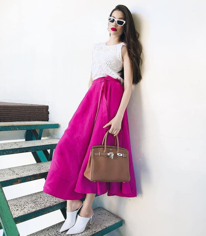 Áo trắng phối với chân váy hồng rực rỡ khiến Phạm Hương trông sang chảnh như một tiểu thư đài các. Ảnh: FBNV.