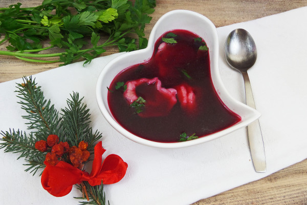 Barszcz được xem là món ăn “ruột” của đất nước Ba Lan dùng để khai vị trong các bữa tiệc Giáng sinh.