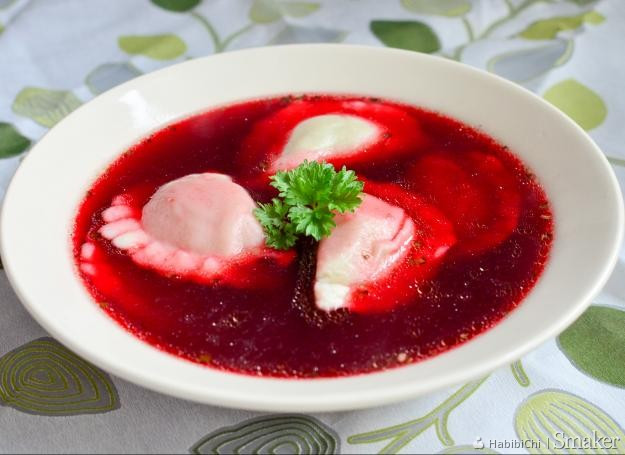 Phiên bản súp củ dền tại Ba Lan có những miếng bánh pierogi nhỏ bên trong mang theo hương vị mạnh mẽ làm dịu đi cái lạnh giá của mùa đông.
