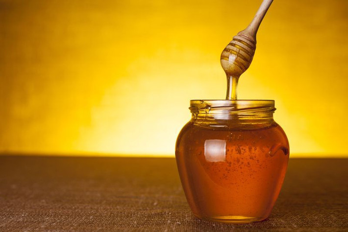 Mật ong: Một thìa đầy mật ong hòa với một ít nước ấm có thể làm dịu cơn nấc. Bạn chỉ cần ngậm một ít hỗn hợp trên ở dưới lưỡi, rồi để hỗn hợp chảy dần về họng. Việc này kích thích dây thần kinh phế vị và giúp cắt cơn nấc.