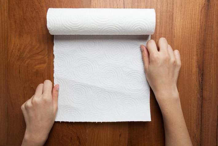 Uống nước qua khăn giấy: Đặt một tờ khăn giấy lên miệng cốc nước rồi cố định bằng dây chun; sau đó uống nước thông qua màng lọc tự tạo này. Việc này buộc cơ hoành hoạt động mạnh hơn để hút nước qua khăn giấy, từ đó cắt cơn nấc cụt.